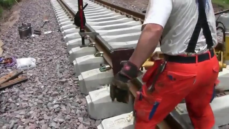 Термитная сварка рельсов. видео на железной дороге | проинструмент