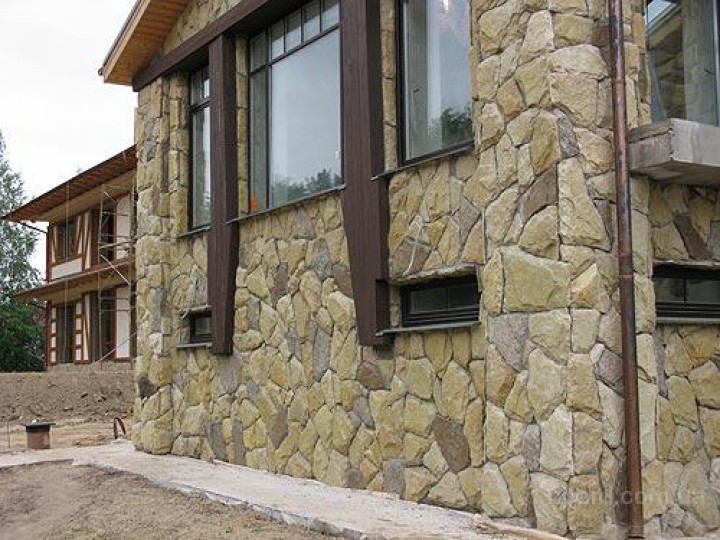Как произвести отделку фасада дома камнем и штукатуркой + фото частных домов