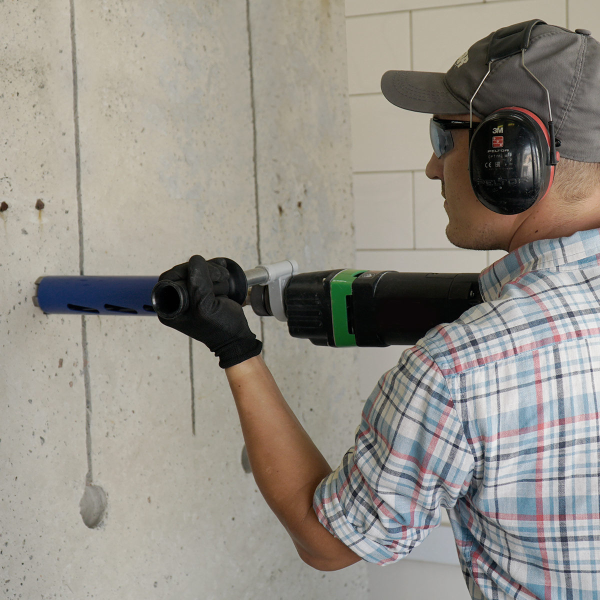 Как просверлить бетонную стену