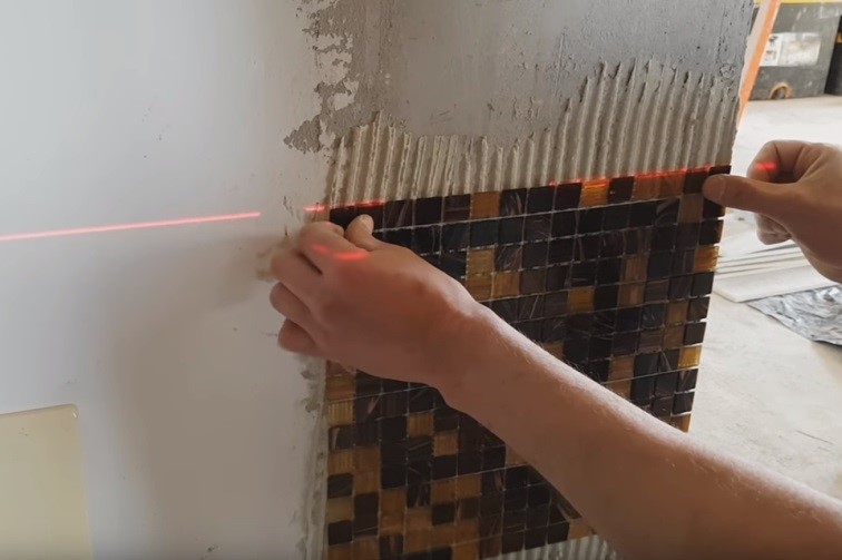 Как клеить мозаичную плитку на стену самому качественно