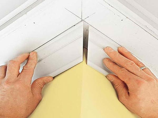 Как отрезать угол потолочного плинтуса: как нарезать потолочный плинтус в углах, как срезать, обрезать угол с помощью стусла, без стусла, как разрезать правильно, как отпилить плинтус на потолок