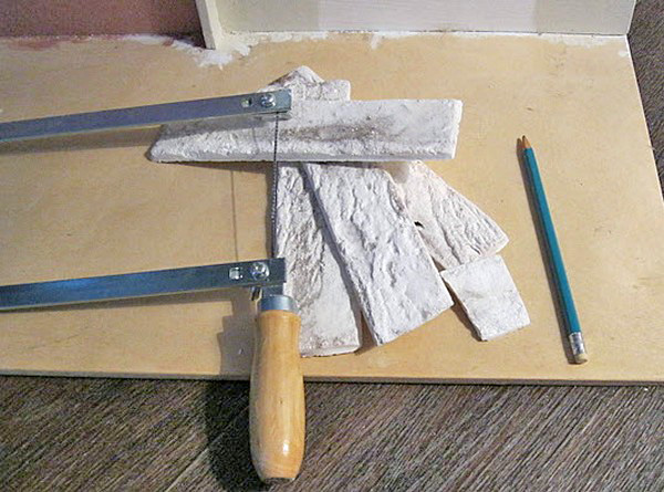 Декоративный камень из гипса: как сделать самостоятельно и наклеить на стену