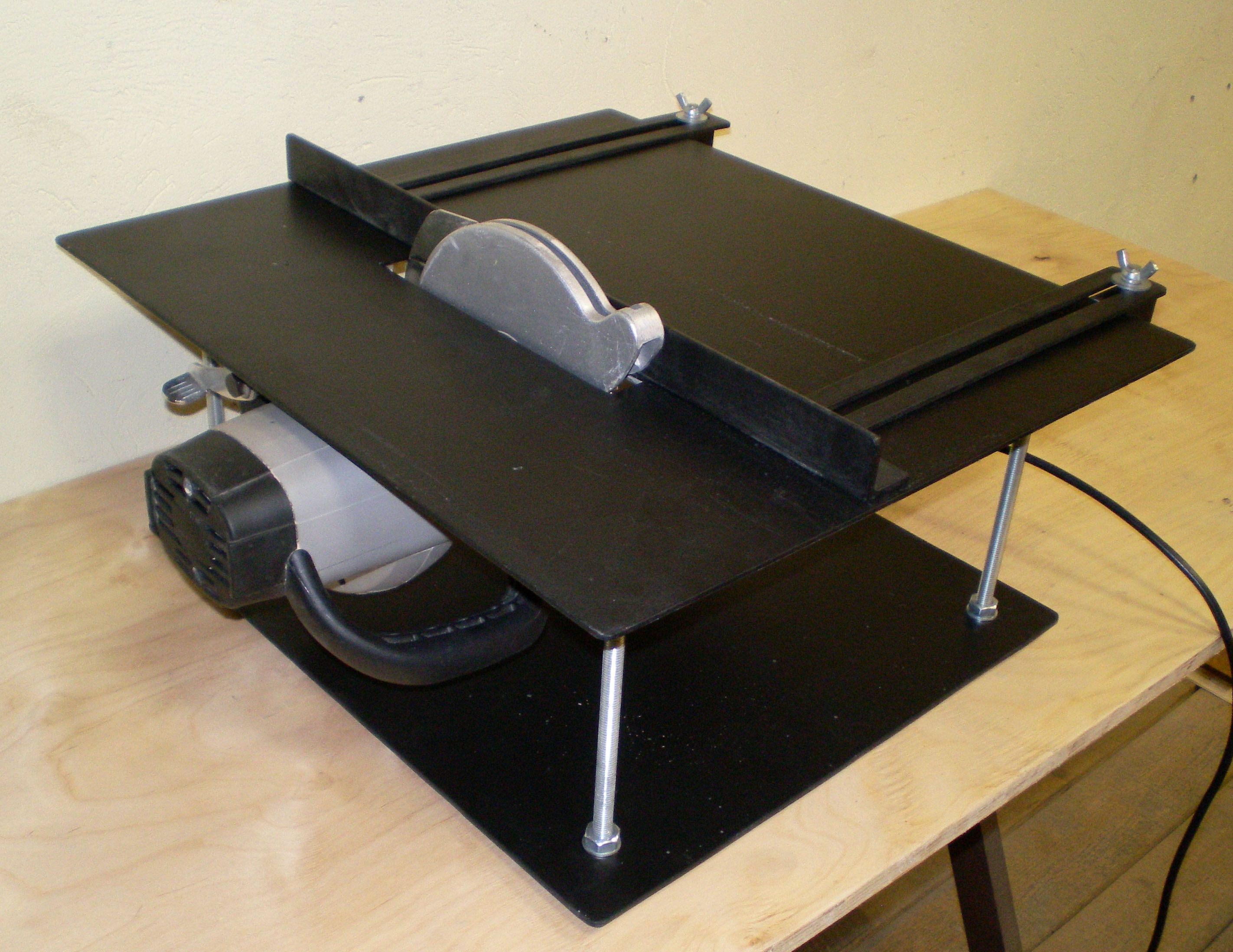 Стол для дисковой пилы с направляющей (поперечный рез)