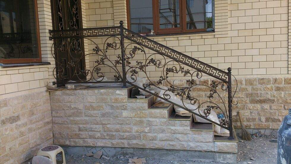 Кованые перила (50 фото): ограждения для лестниц, крыльца, балкона