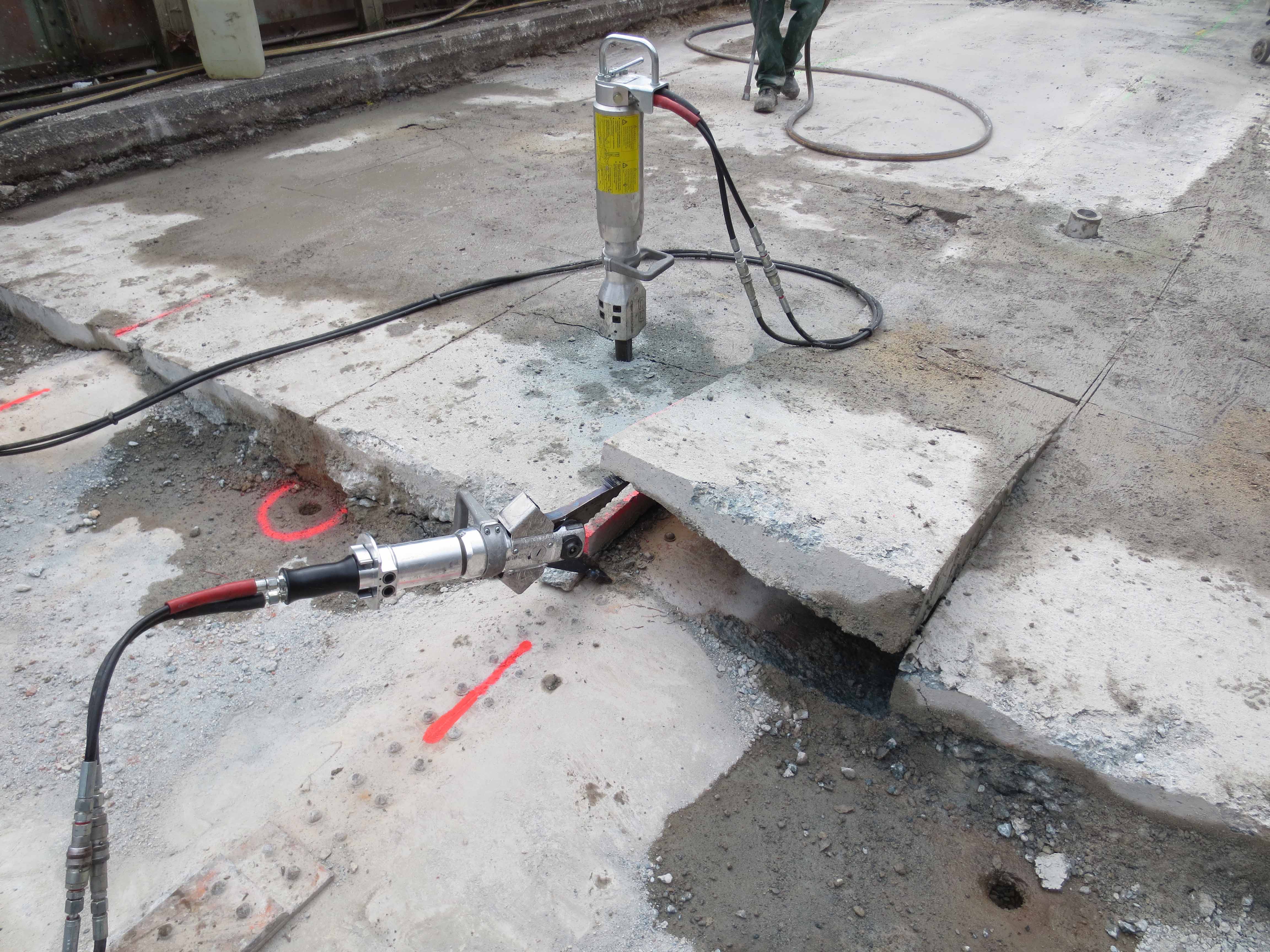 Гидроклин и гидравлические бетоноломы для демонтажа монолитного фундамента и железобетонных перекрытий