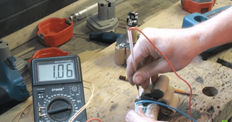 Как проверить аккумулятор шуруповерта мультиметром?