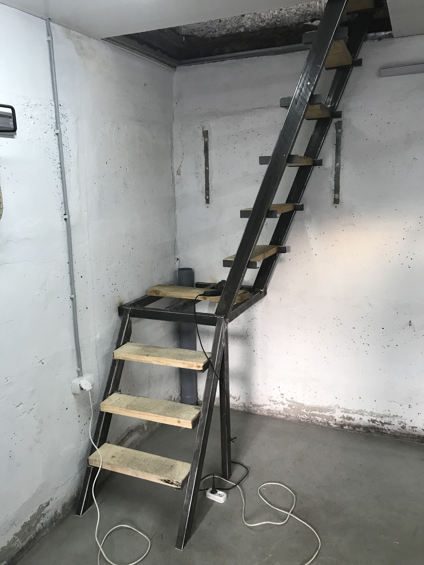 Лестница из дерева в подвал гаража своими руками: чертежи, схемы, этапы изготовления