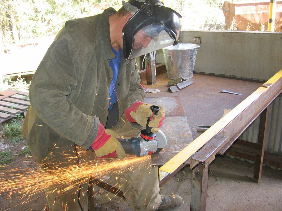Как правильно работать болгаркой, как безопасно шлифовать ей дерево, резать плитку, можно ли пользоваться ушм без кожуха и прочее