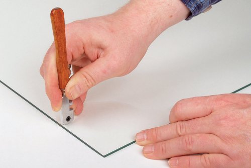 Как пользоваться стеклорезом – виды инструмента и особенности резки