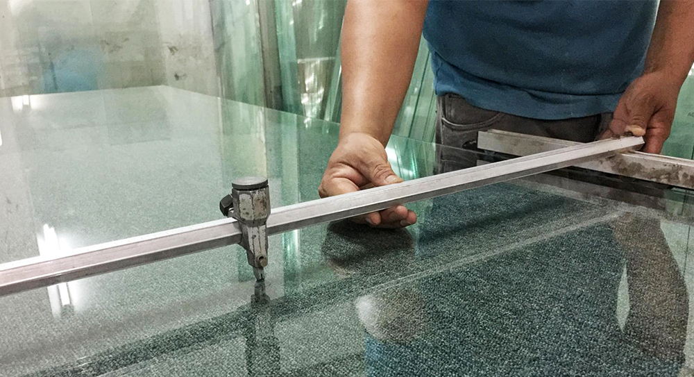 Можно ли подрезать каленое стекло болгаркой. реально ли разрезать стекло болгаркой. рекомендации по распиливанию тротуарной плитки и бордюрного камня
