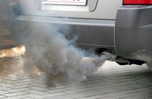 Дым из выхлопной трубы бензинового двигателя: причины и последствия