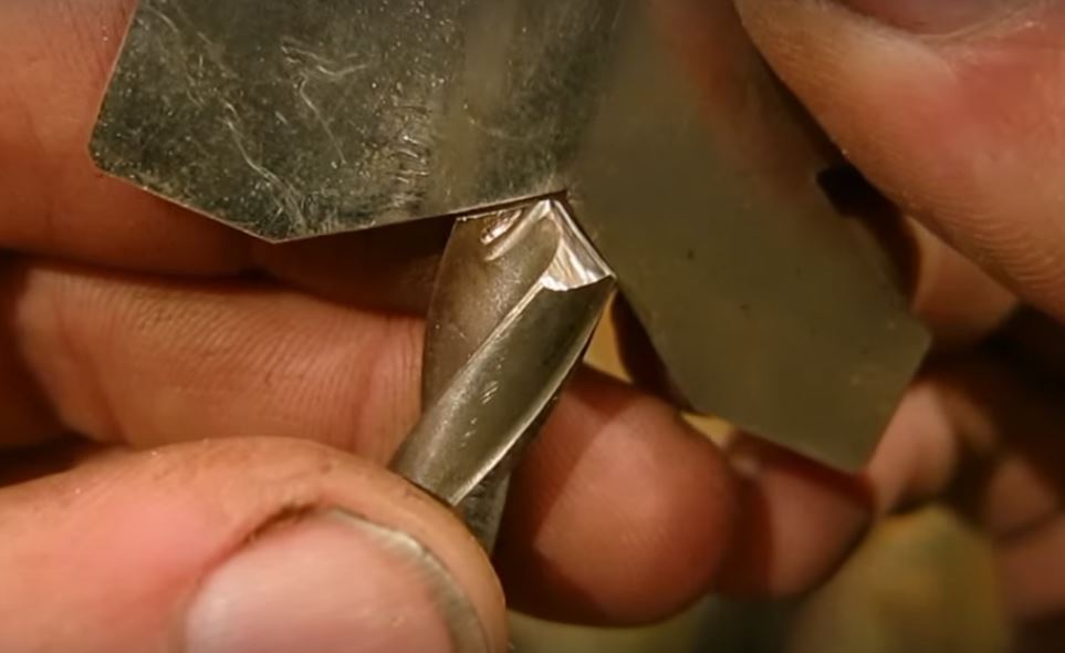 Затачиваем свёрла по металлу: как правильно заточить сверло своими руками, видео советы