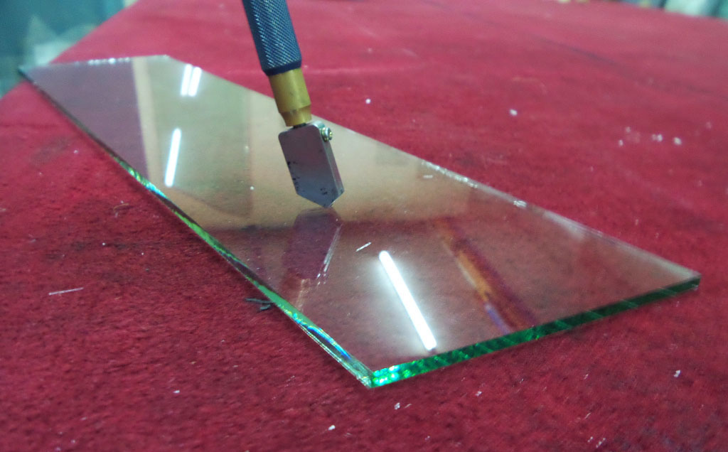 Подробная инструкция: как правильно резать зеркало стеклорезом