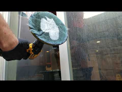 Как эффективно очистить лобовое стекло изнутри до идеального состояния