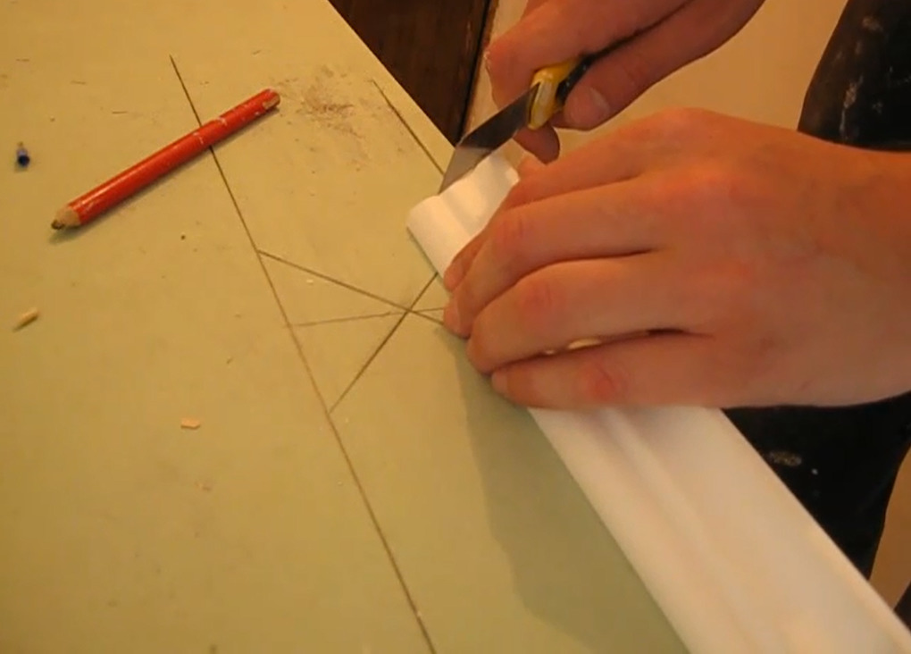 Как сделать угол на потолочном плинтусе без стусла? (видео)