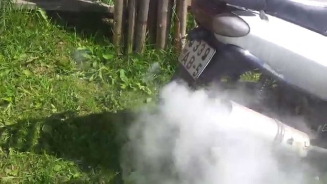 Движок мотоблока дымит черным дымом