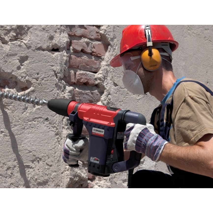 Как просверлить бетонную стену обычной дрелью: какой выбрать инструмент и насадку, практические советы. как правильно сверлить бетонную стену