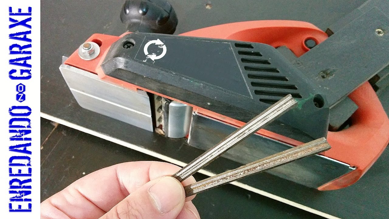 Как правильно поменять ножи на электрорубанке?
