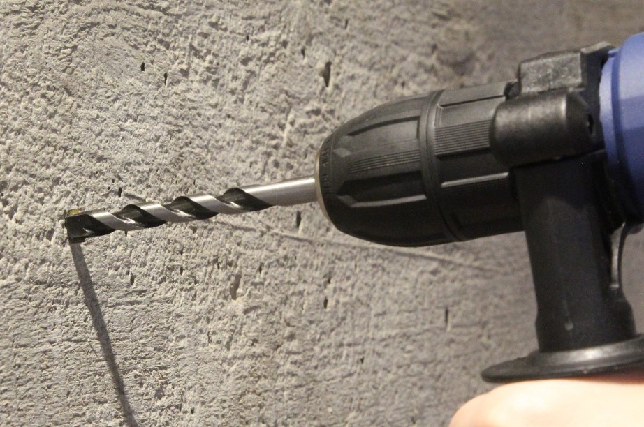 Как просверлить бетонную стену, обычной дрелью без перфоратора или сверлить отверстие правильно шуруповертом? чем лучше и быстрее сделать дырку?