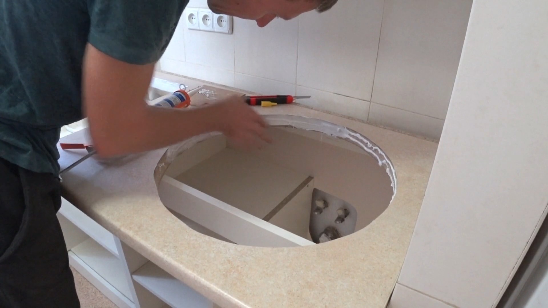 Как установить кухонную мойку своими руками?