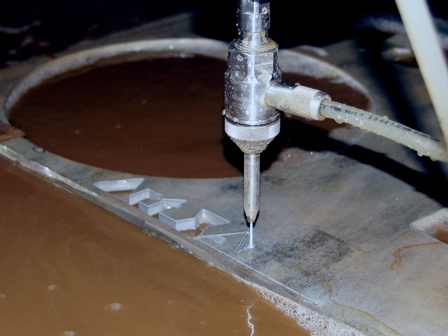 Принцип гидрообразивной резки металла - как режут материал водяной струей, какое давление воды на железо должно быть в станке - www.rocta.ru
