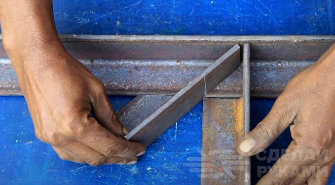 Как вырезать угол потолочного плинтуса своими руками: видео-инструкция, фото