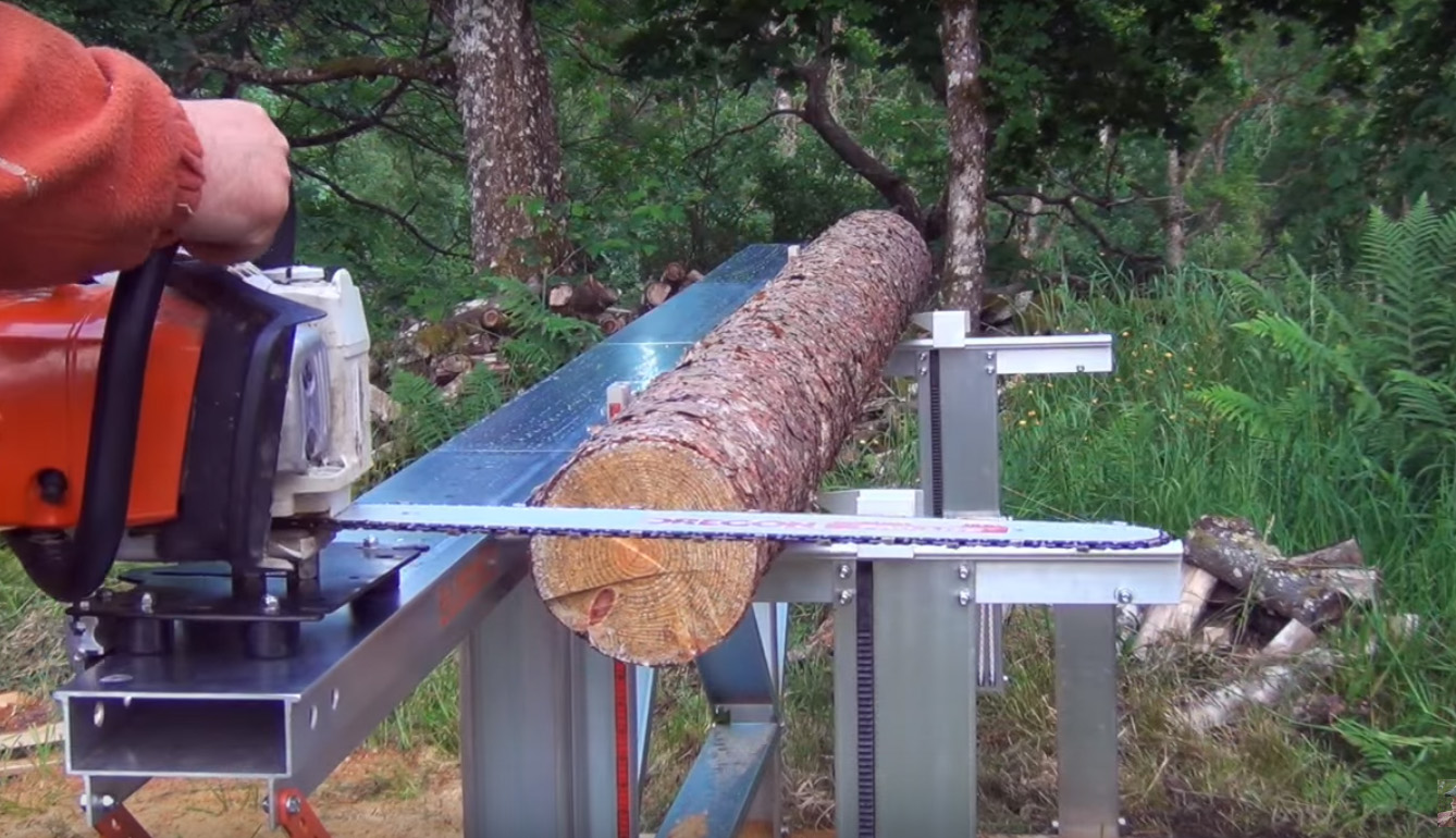 Как правильно валить деревья бензопилой: основные правила, техника безопасности, методы распила стволов