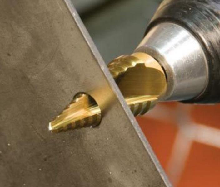 Как просверлить в металле отверстие большого диаметра - сделай своими руками