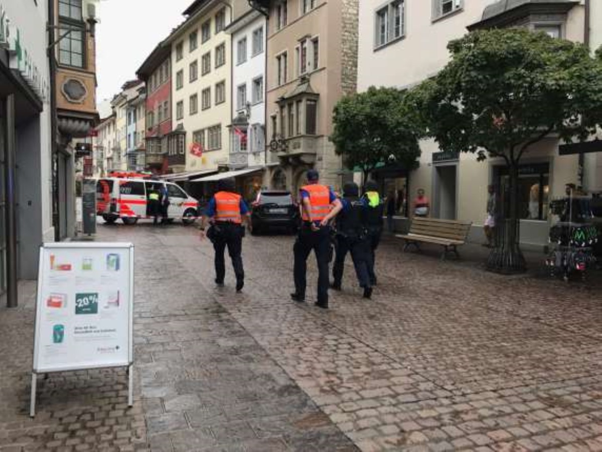 В швейцарии мужчина с бензопилой напал на прохожих ► последние новости