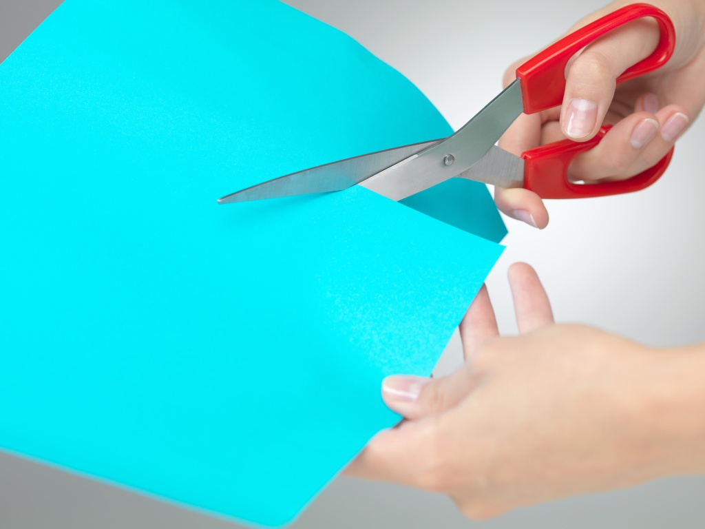 Как научить ребенка пользоваться ножницами: правильно держать и вырезать.