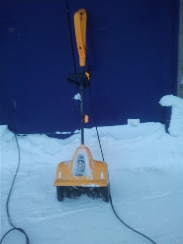 Выбираем лопату для уборки снега со шнеком: механическая или электрическая (электролопата) снегоуборочная техника