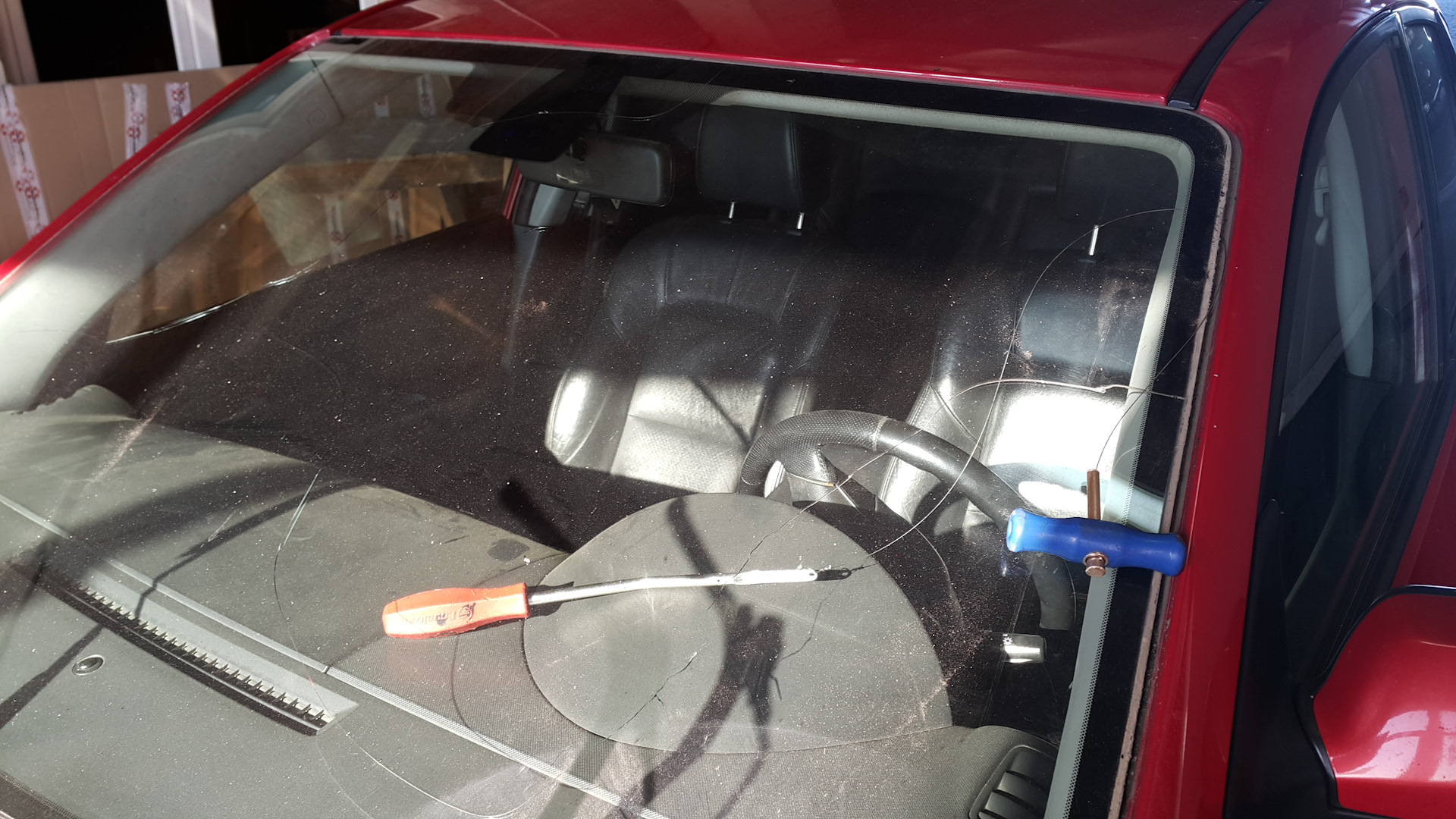 Как убрать царапины со стекла автомобиля от дворников, как удалить мелкие и глубокие повреждения на боковом, лобовом окне?
