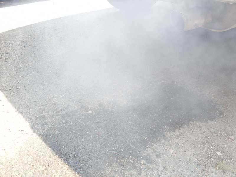 Почему появляется белый дым из выхлопной трубы дизельного двигателя, возможные неисправности и что делать